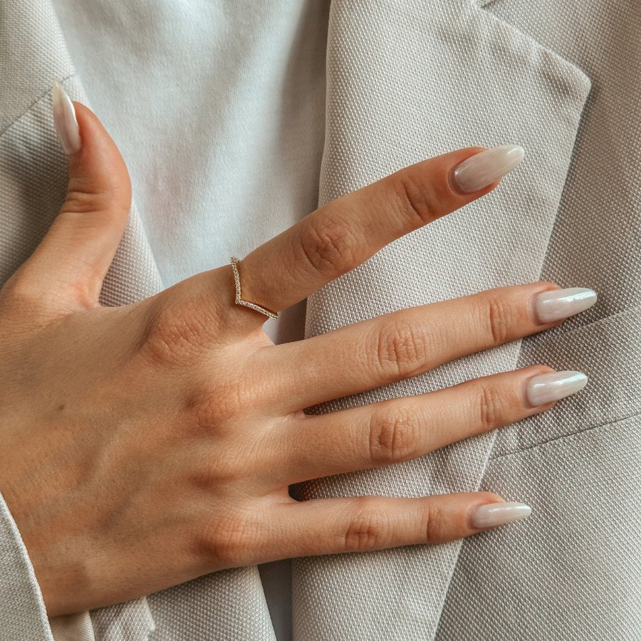 Golden Simple V Silver Ring - Zirconia - Indira