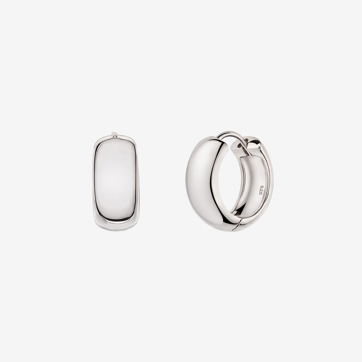 Cercei huggie din argint 925, model Bold Maxi Hoops; o pereche prezentată din față, cealaltă ușor deschisă, pe fundal alb, cu finisaj strălucitor.