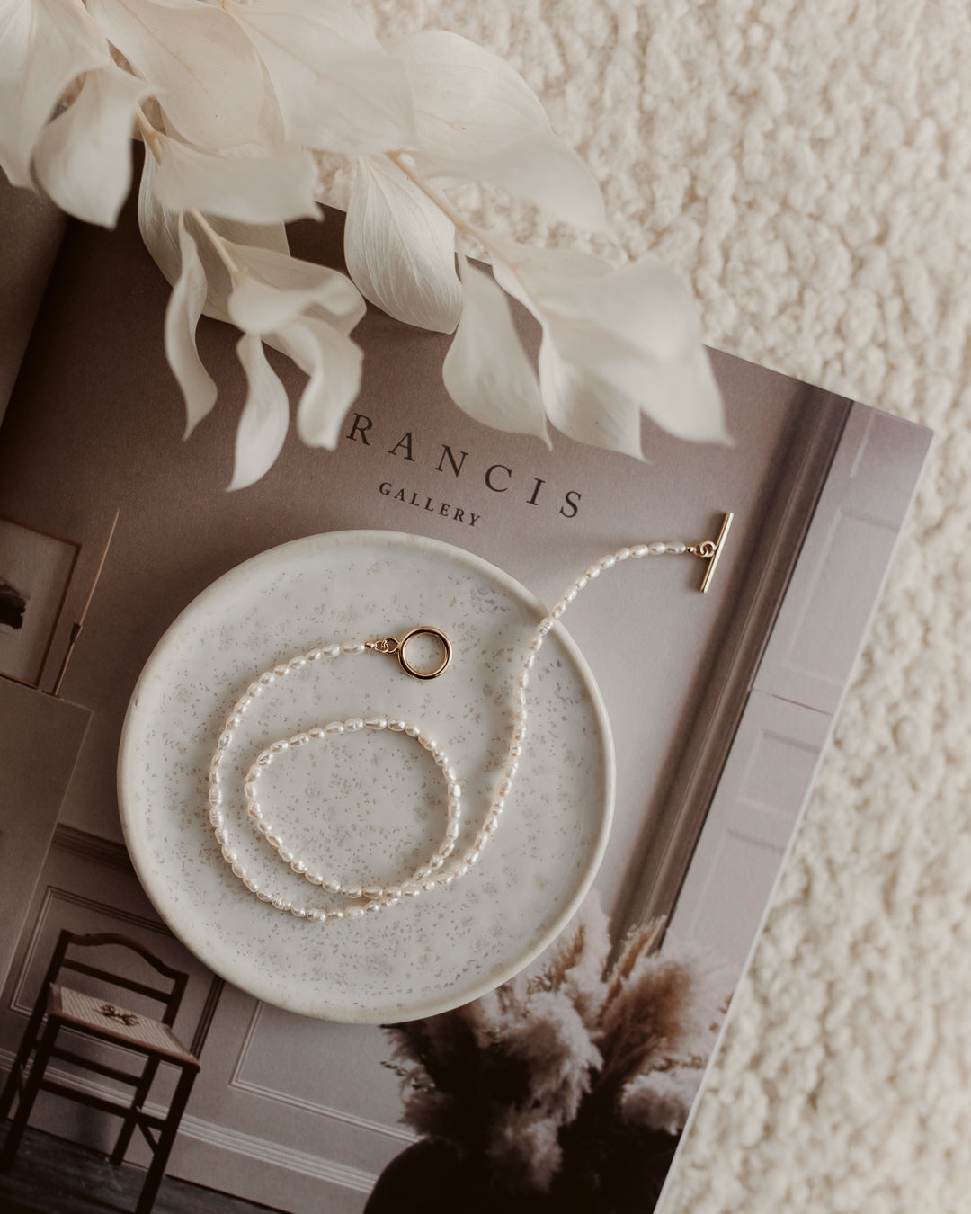 Gold Necklace Locked - Natural Pearls - Indira