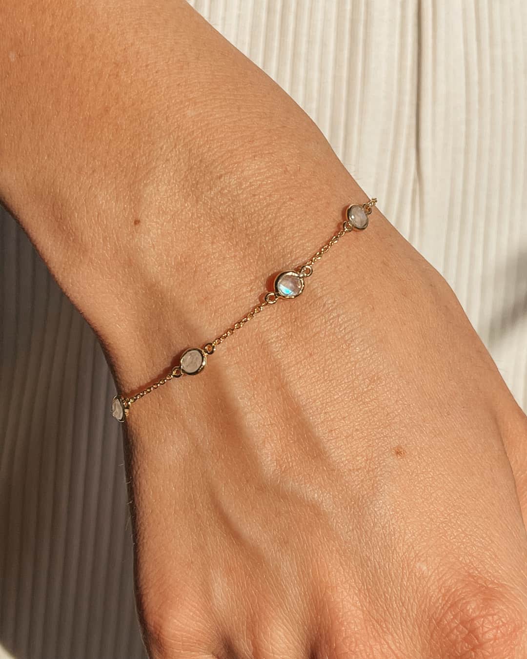 Silver Birthstone Bracelet Golden June - Moonstone - Indira