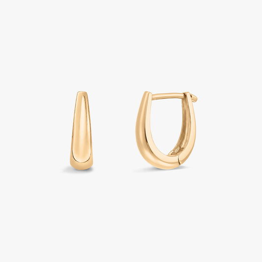 Elegant gold bracelet on display, perfect for everyday wear and gifts.