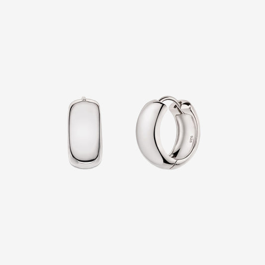 Cercei huggie din argint 925, model Bold Maxi Hoops; o pereche prezentată din față, cealaltă ușor deschisă, pe fundal alb, cu finisaj strălucitor.