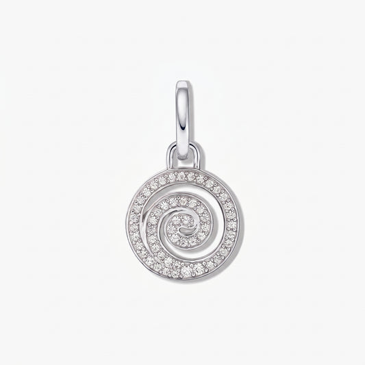 Prim-plan cu pandantiv spiral din argint sterling cu pavé de zirconiu alb, fotografiat pe fundal alb.
